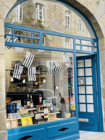Faade de l'picerie fine  fougres